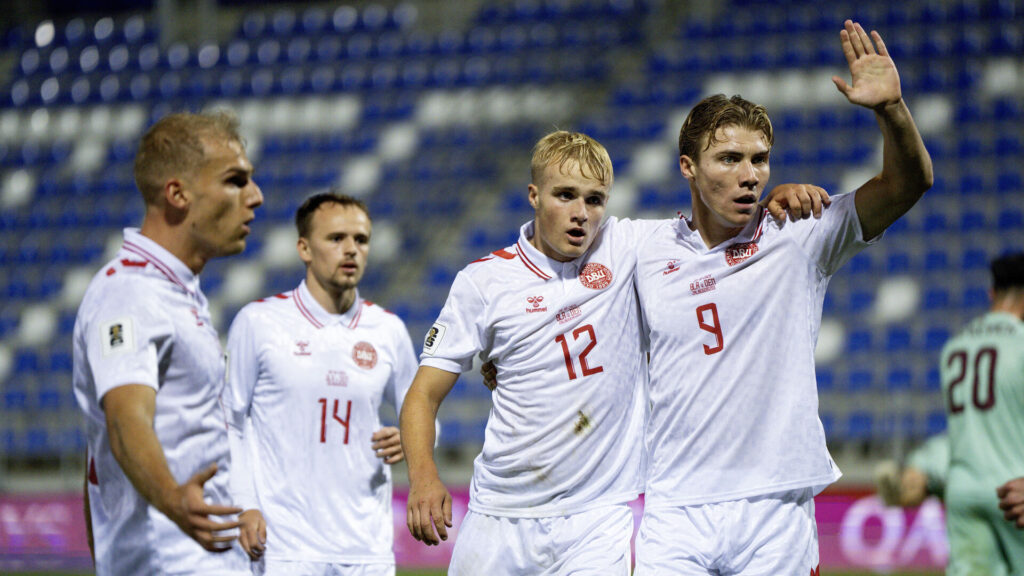 Danmarks Victor Froholdt har scoret til 1-0 og fejrer det med Rasmus Højlund, Gustav Isaksen og Mikkel Damsgaard under VM-kvalifikationkampen mellem Belarus og Danmark på ZTE Arena i Zalaegerszeg, Ungarn, torsdag den 9. oktober 2025