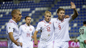 Danmarks Victor Froholdt har scoret til 1-0 og fejrer det med Rasmus Højlund, Gustav Isaksen og Mikkel Damsgaard under VM-kvalifikationkampen mellem Belarus og Danmark på ZTE Arena i Zalaegerszeg, Ungarn, torsdag den 9. oktober 2025