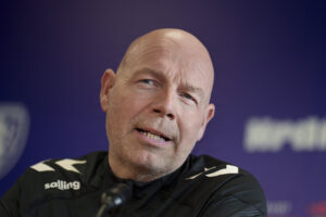 Brian Riemer på et pressemøde inden Danmarks kamp mod Tjekkiet.