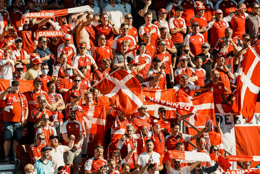 En masse danske fans klædt i rødt og hvidt