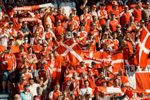 En masse danske fans klædt i rødt og hvidt