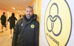 David Nielsen fotograferet nær et AC Horsens-logo.
