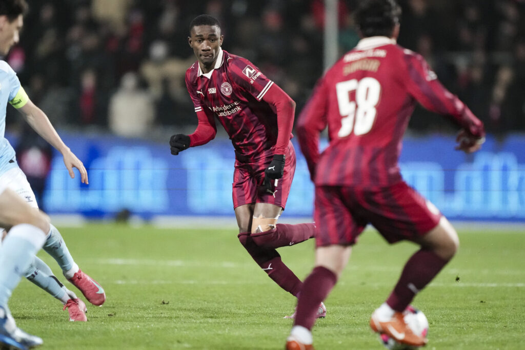 Denil Castillo afleverer til Aral Simsir.