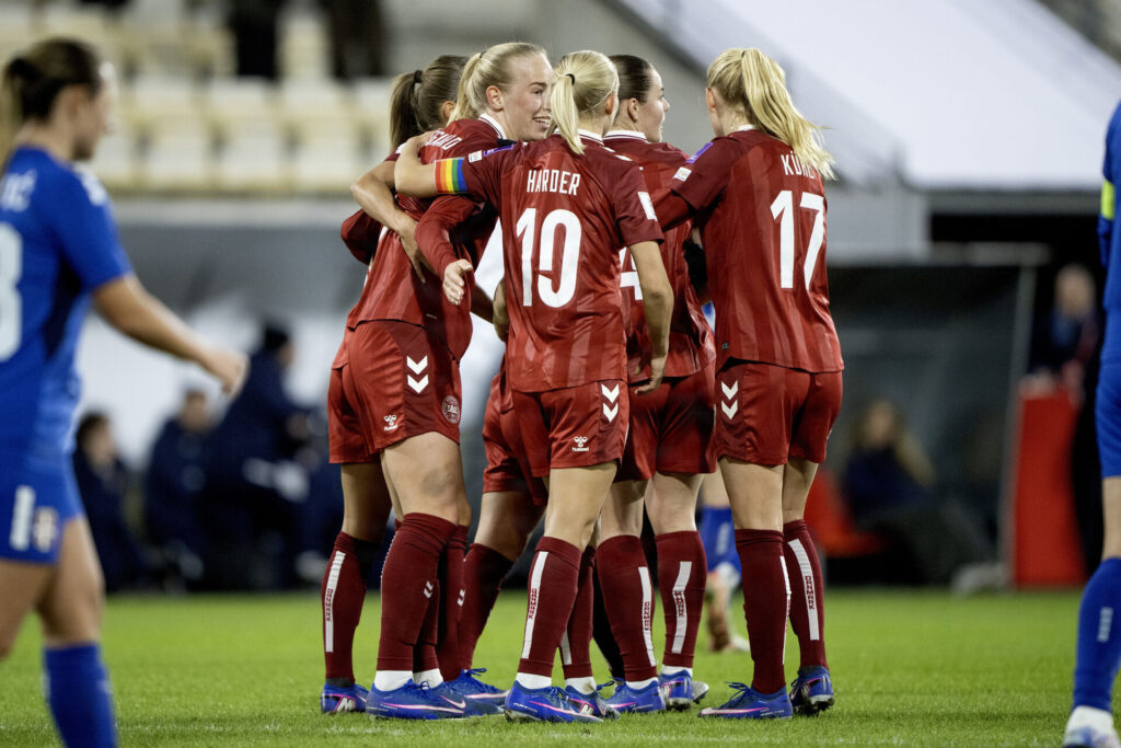 Pernille Harder og resten af Kvindelandsholdet.