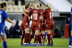 Pernille Harder og resten af Kvindelandsholdet.