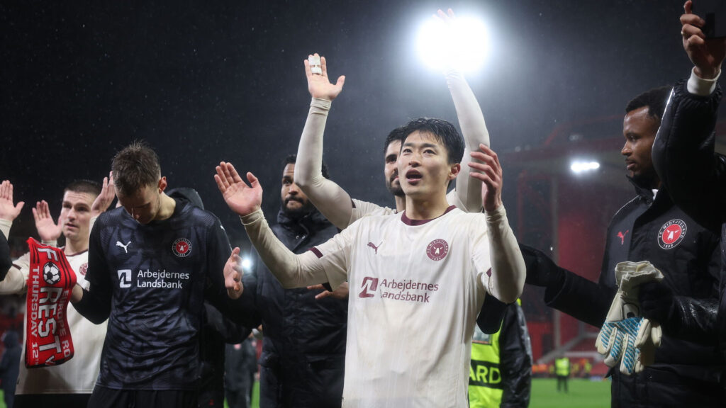Gue-sung Cho jubler med resten af FC Midtjylland-holdet