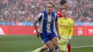 Victor Froholdt jubler efter scoring mod Benfica