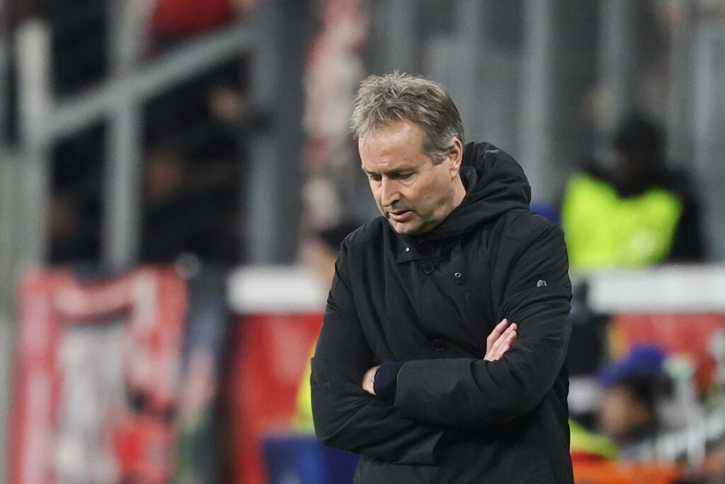 Kasper Hjulmand står med armene på kors.