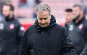 Kasper Hjulmand kigger ned i græsset.