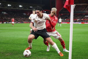 Aral Simsir i duel mod Omari Hutchinson.