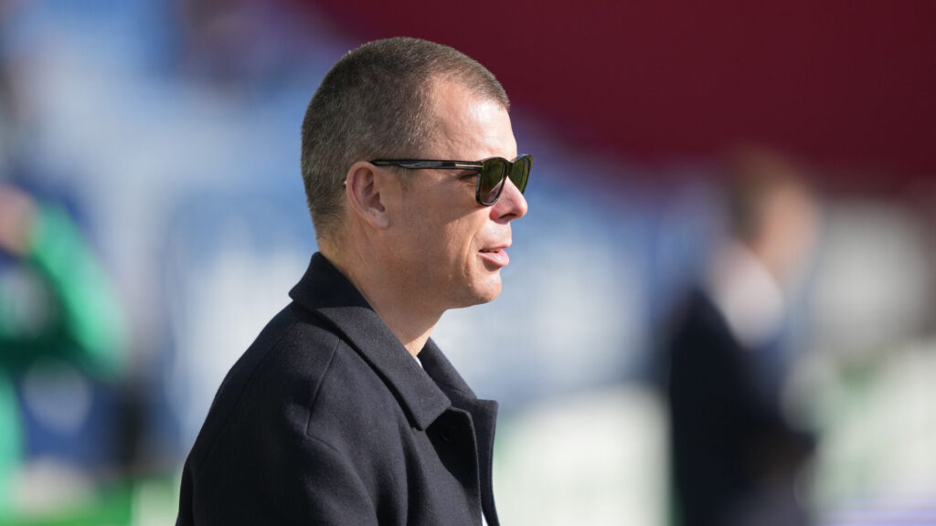 AC Horsens' sportsdirektør Esben Hansen iført solbriller