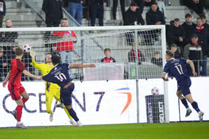 Etienne Gren prøver at redde bolden