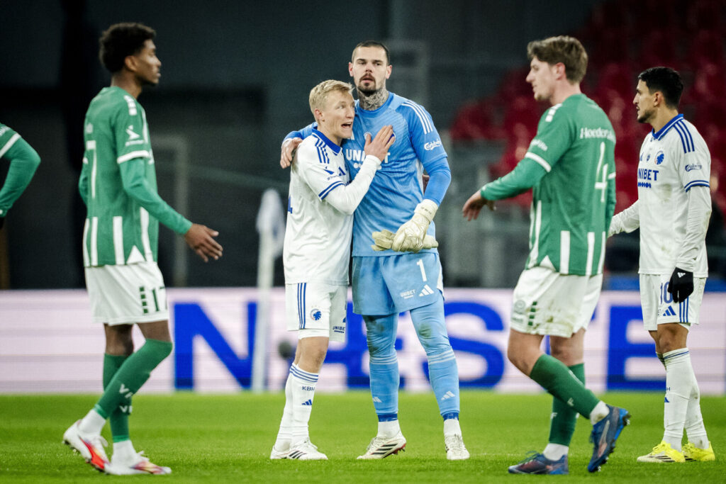 Birger Meling klapper Dominik Kotarski på brystet.
