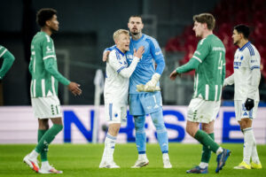 Birger Meling klapper Dominik Kotarski på brystet.