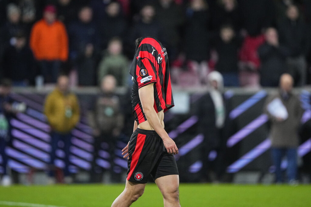 FC Midtjylland-spiller ærgre sig efter nederlag til Forest.