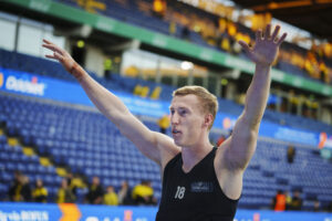 Adam Buksa med hænderne over hovedet