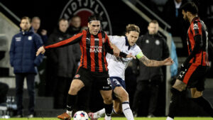 Aral Simsir med bolden mod AGF