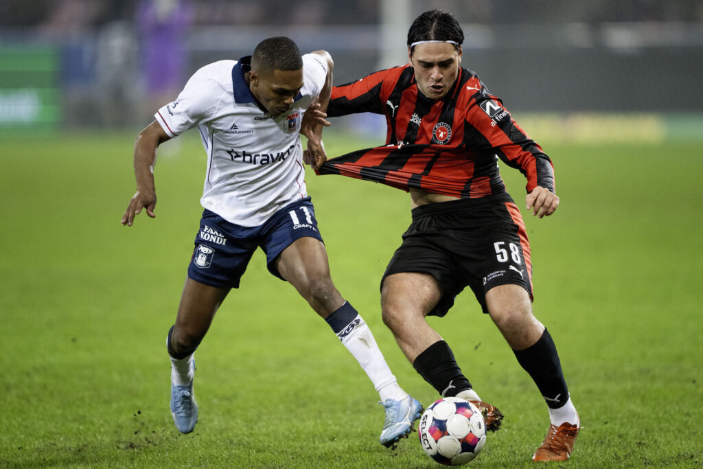 AGF's Gift Links i duel med FC Midtjyllands Aral Simsir.