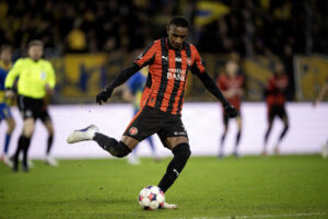 Denil Castillo i færd med at slå en aflevering.