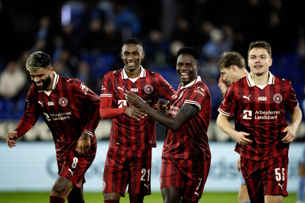 Denil Castille jubler sammen med sine holdkammerater i FC MIdtjylland.