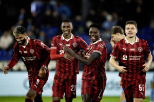 Denil Castille jubler sammen med sine holdkammerater i FC MIdtjylland.