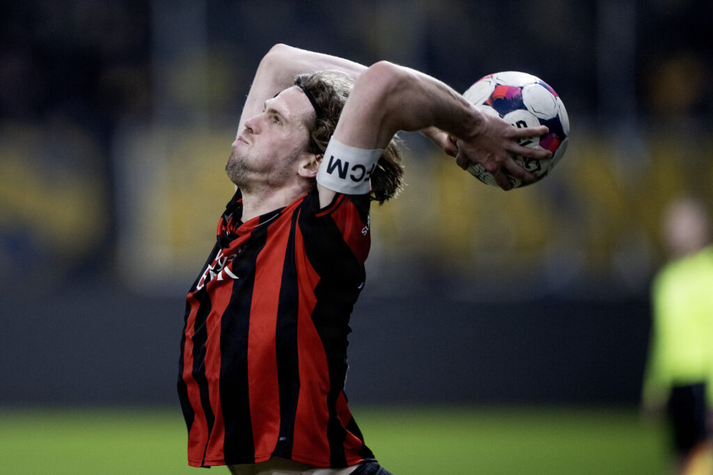 Mads Bech i færd med at tage et langt indkast.