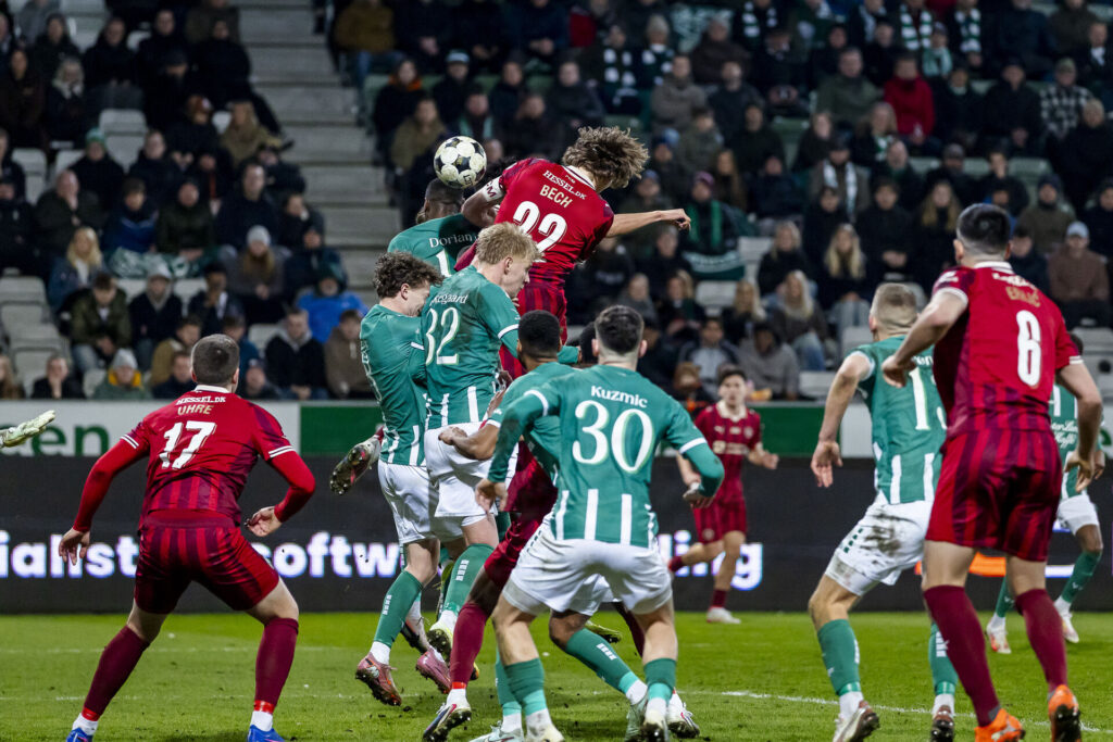 Mads Bech Sørensen stiger til vejrs på et indlæg.