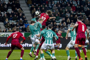 Mads Bech Sørensen stiger til vejrs på et indlæg.