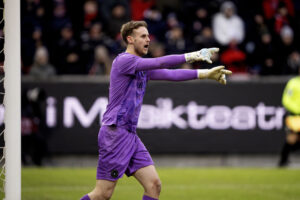 Elias Olafsson instruerer sine holdkammerater