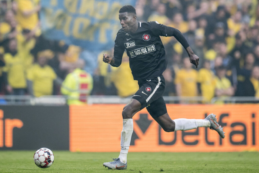 Paul Onuachu driver bolden frem.