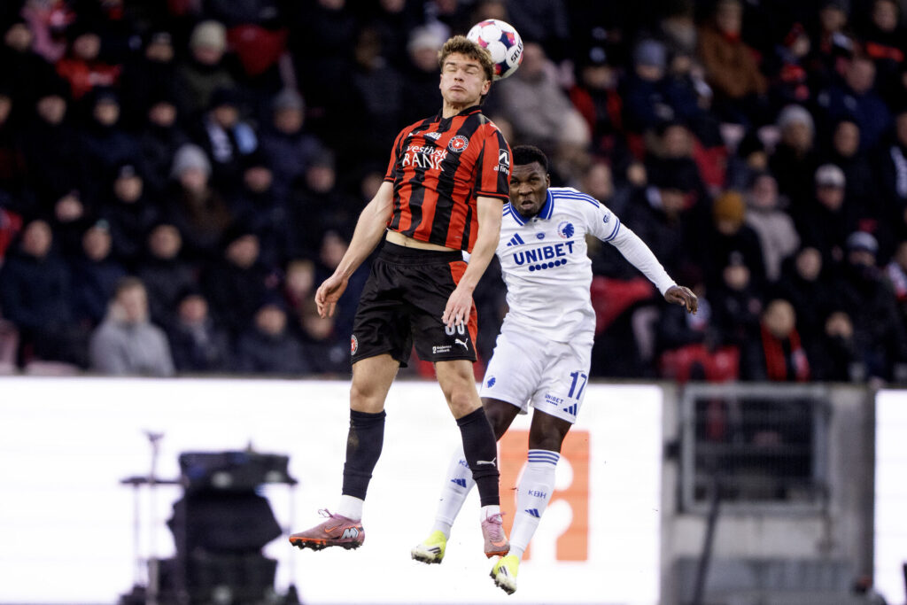 Viktor Bak i en hovedstødsduel mod FC København Aurelio Buta.