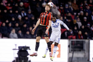 Viktor Bak i en hovedstødsduel mod FC København Aurelio Buta.