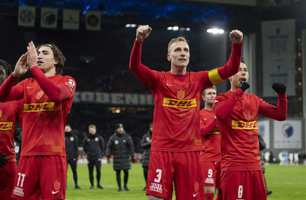 Tobias Salquist med armene i vejret.