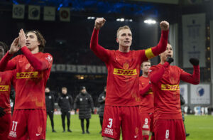 Tobias Salquist med armene i vejret.