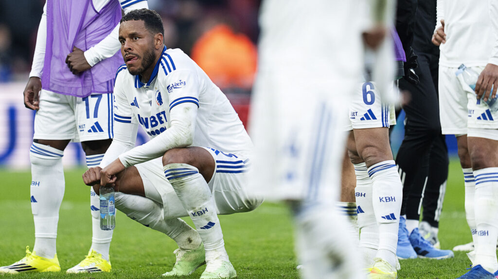 Mathias Zanka sidder på hug.