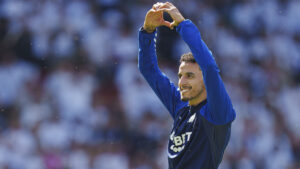 Zeca laver et hjerte med sine hænder