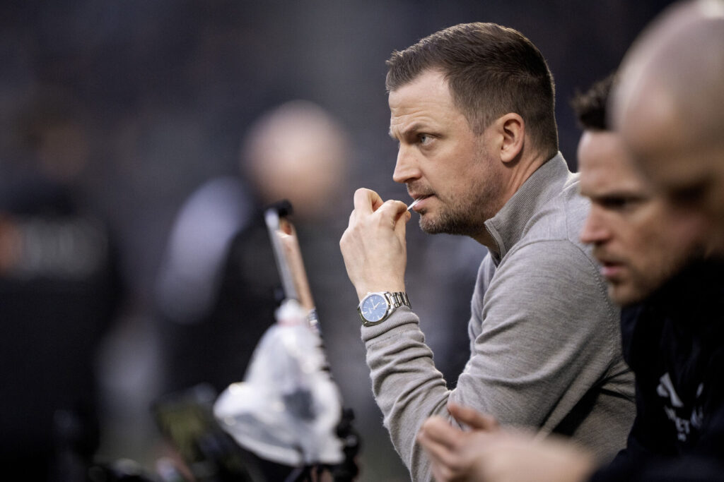 Jacob Neestrup spiser tyggegummi.