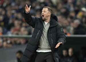 Jacob Neestrup dirigerer sine spillere i Parken mod Randers.