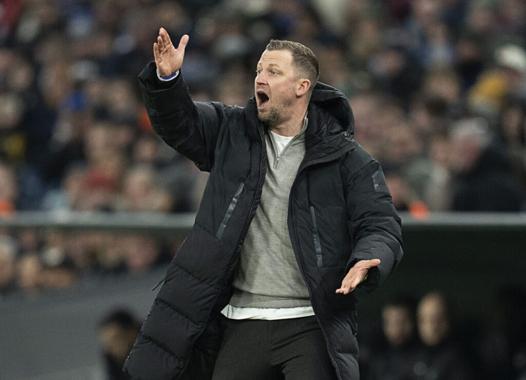 Jacob Neestrup råber på sidelinjen.