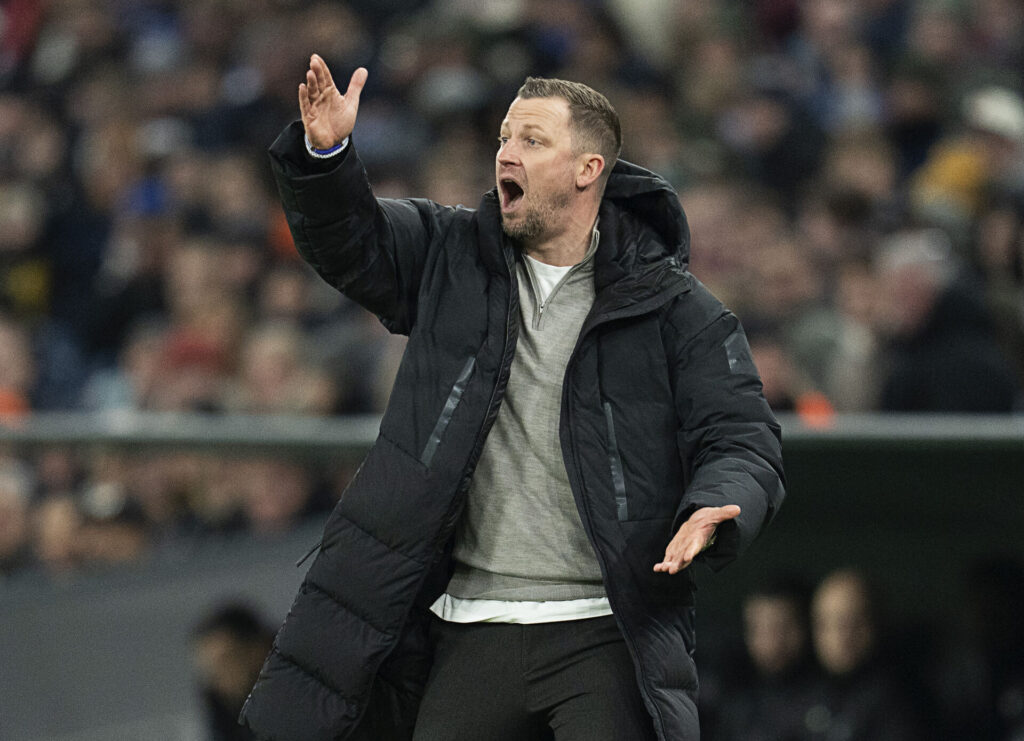 Jacob Neestrup slår ud med armene