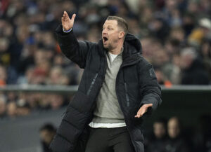 Jacob Neestrup slår ud med armene