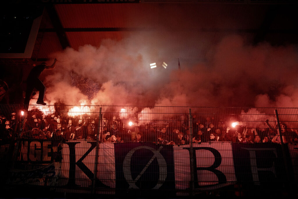 FC Københavns fans affyrer pyroteknik under kampen mod Viborg FF.