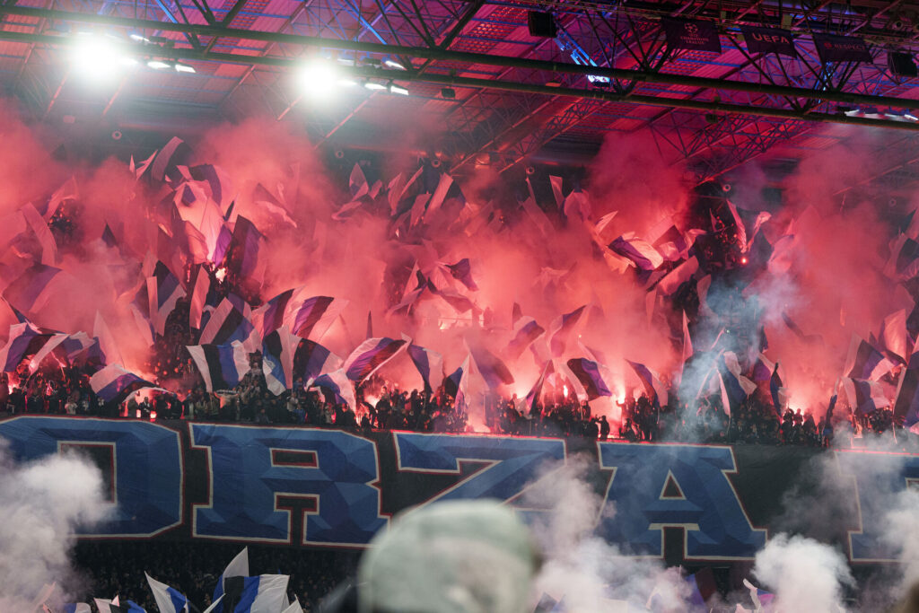 FCK's fans affyrer pyro i Parken.