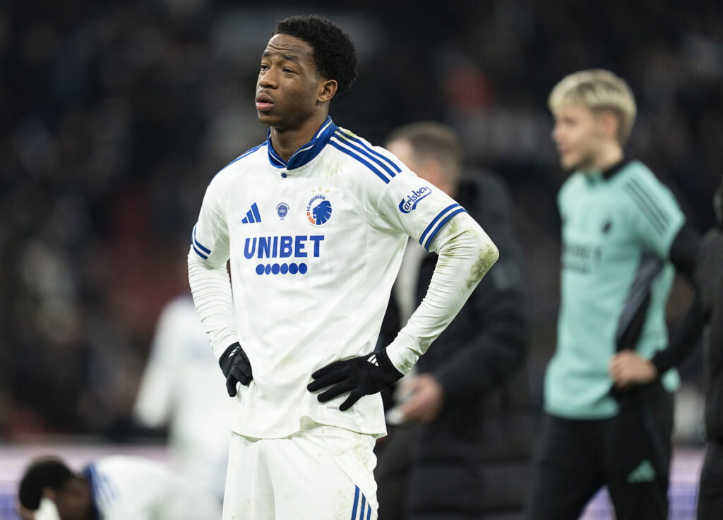 Geovanni Vianney har hænderne i siden.