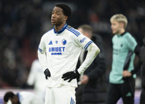 Geovanni Vianney har hænderne i siden.