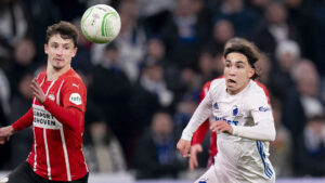 Noah Sahsah løber efter bolden i en Conference League-kamp mod PSV.