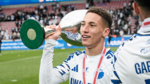 FCK's Robert med pokalen.