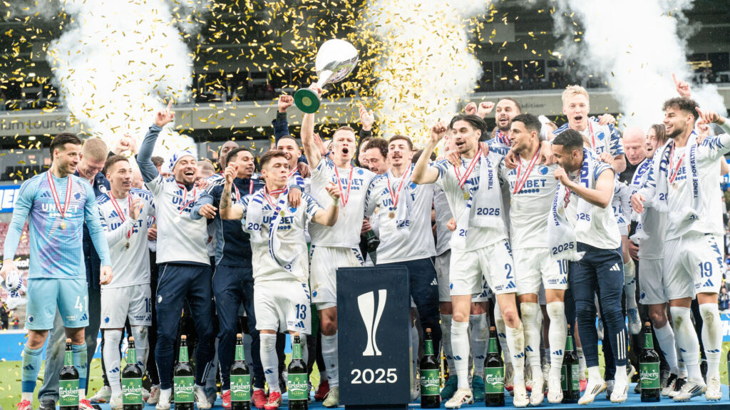 FCK løfter pokalen på MCH Arena.
