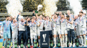 FCK løfter pokalen på MCH Arena.