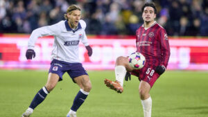 AGF's Felix Beijmo og FC Midtjyllands Aral Simsir i direkte duel.
